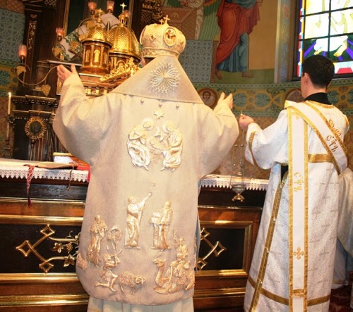 Різдвяне богослужіння архиєрей звершив у солом’яних ризах